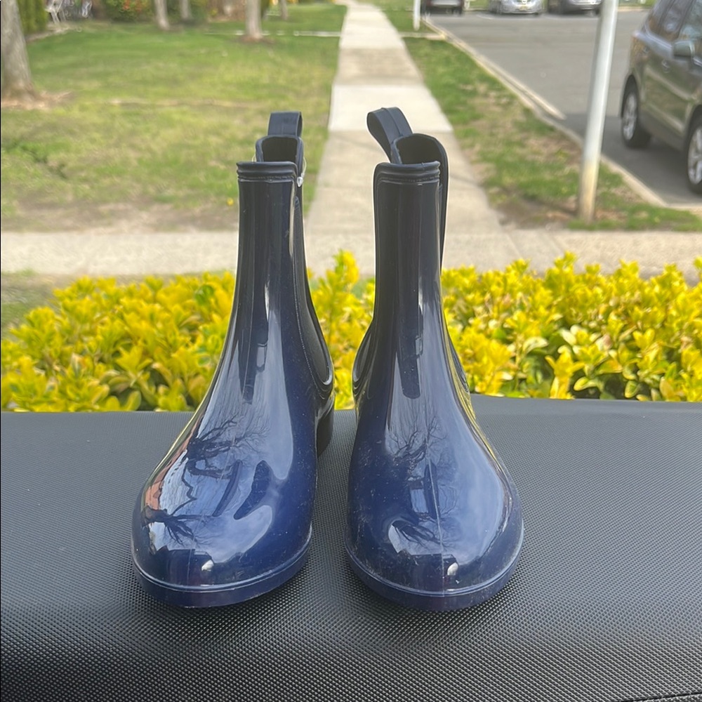 Blue Ankle Boots with Glossy Finish and Pull-On Design